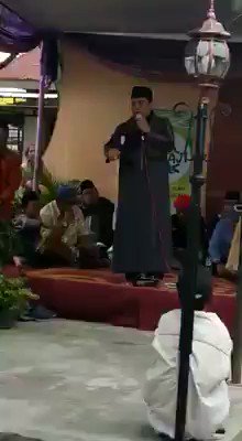 Sugik Nur diprotes emak2 saat ceramah. Jng menyebut cebong kpd pendukung Jokowi, begitu protes sang emak pemberani. Sugik ga terima, kmdn mengutip ayat 176 surat al-isra.
Padahal Al-Isra hanya 111 ayat. Jadi sampe di sini paham kan dia itu sebenarnya tukang jamu bkn ustad.