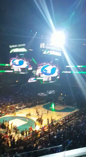 Cuando estás en la suite de la NBA y el congoleño Dikembe Mutombo se sientan al lado tuyo. 👊🏽😎