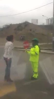 #Discriminación En Arequipa esta mujer agrede con frases discriminatorias tipo: “Que ch.. te crees chola de m..!!” “No sabes con quien te has metido, cojuda” “porquería” a una humilde mujer que trabaja como vigía. Así estamos. Nos falta muchísimo.