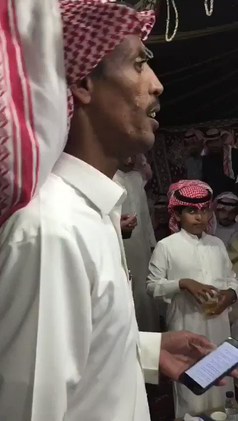 استوا جو القصايد عقب زال العماس
ورقمنا الاول ماجينا عشان انسلمه
حنى لياجينا يجي في انفس القوم احتباس
من يطاولنا علي الطاوله مانرحمه
الشاعر عناد القثامي