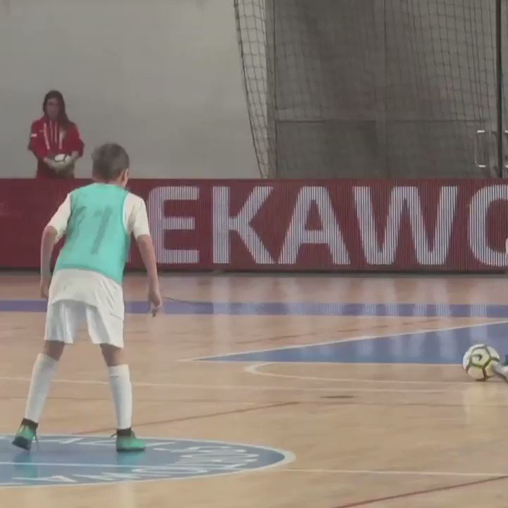 This finish. Seriously. 😱
(🎥 via @LaczyNasPilka)