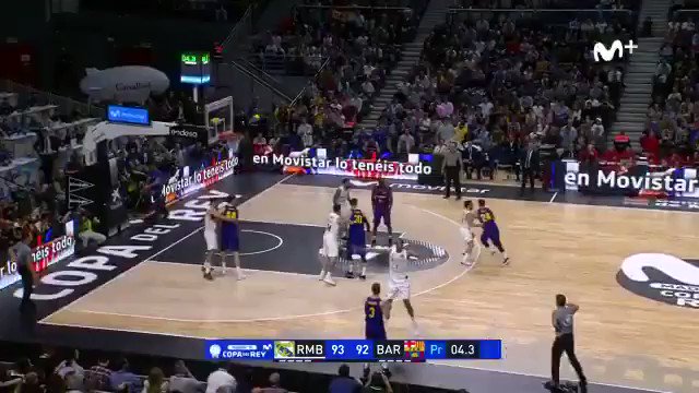 ¿Y qué os parece Kyle Kuric cortando por fuera del campo (ilegal) para poder recibir el saque tras la perfecta ayuda de Ayón? #CopaACB