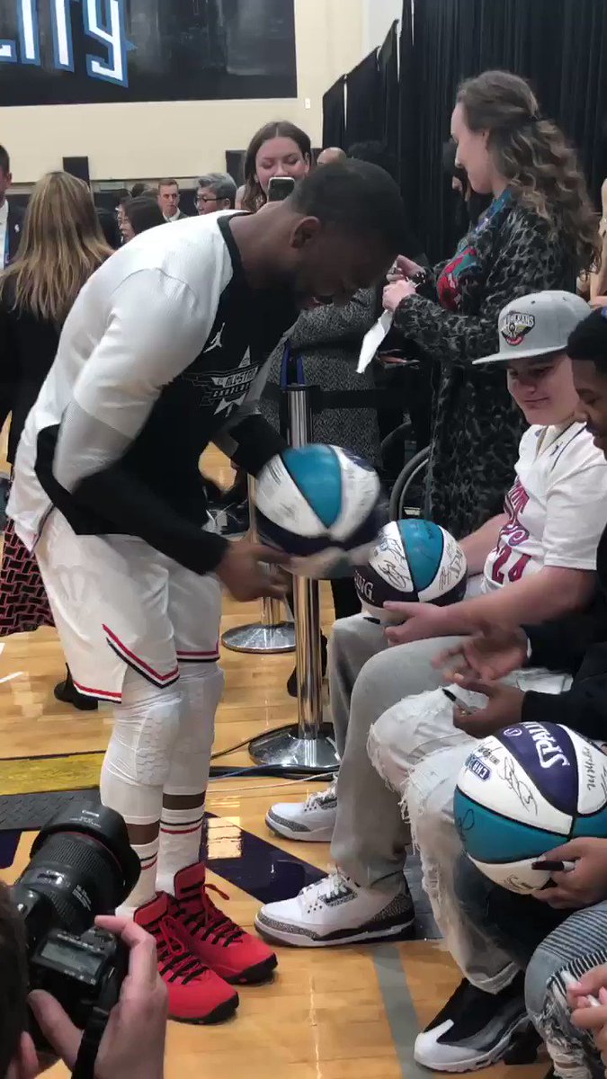 .@hornets @KembaWalker has fun meeting with the kids from @MakeAWish! #NBAAllStar #TeamGiannis