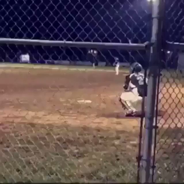 No way I’m stealing if I see a catcher do this!😳😮