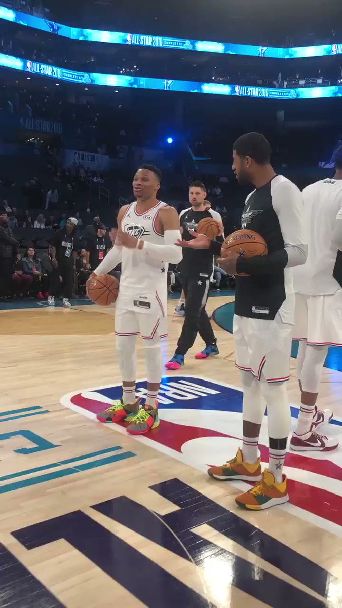 E ontem, antes do #NBAAllStar, rolou essa disputa entre Russ e PG de arremessos do meio da quadra.
Adivinha quem levou a melhor?