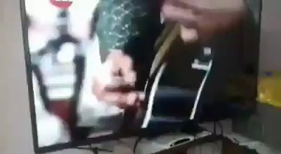WTF!
Why we'll waste money by buying an electric guitar,show this guy!🐸
#music #heavymetal #MEMES #musician #Guitarist #funny https://twitter.com/s_m_mossaddik/status/1097402495687507968/video/1 …