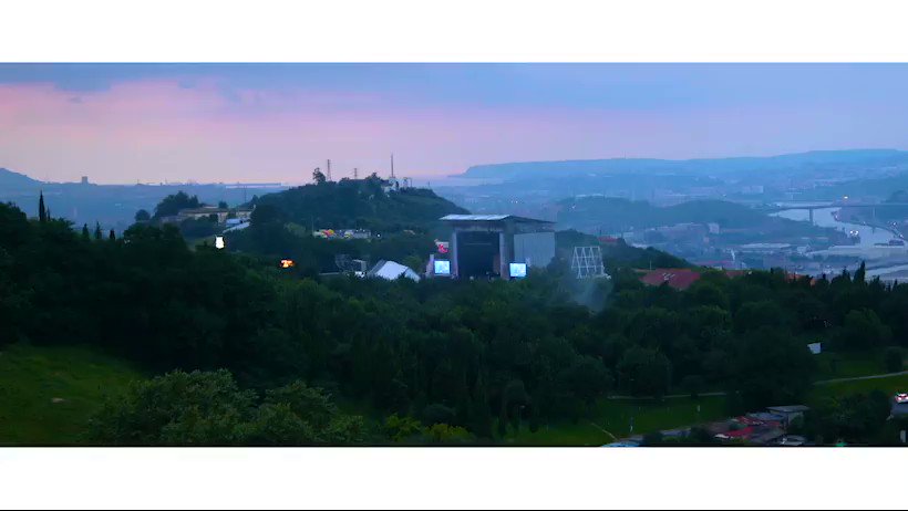 KOBETAMENDI es el monte donde se celebra el festival #BilbaoBBKLive. Algo hay de mágico en esta montaña que desde hace 14 julios almacena las emociones y sensaciones de las 120.000 personas que cada año peregrinan allí para celebrar la música. 🌲
Tickets http://bit.ly/BBK19_Tickets