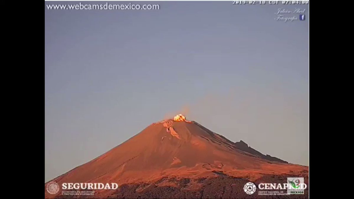 Así la explosión del Volcán #Popocatépetl hace unos minutos, 7:04 hrs. Vista San Nicolás de los Ranchos #Puebla. Vía @jabed1.
Video