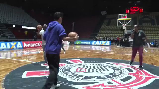 Que as nossas semanas sejam tão boas quanto a última sexta-feira deste torcedor do Corinthians, que acertou um arremesso do meio da quadra e embolsou R$1000, além de um abraço do @Bulgarelli1971! 🔥🔥🔥
🎥 - @NBB