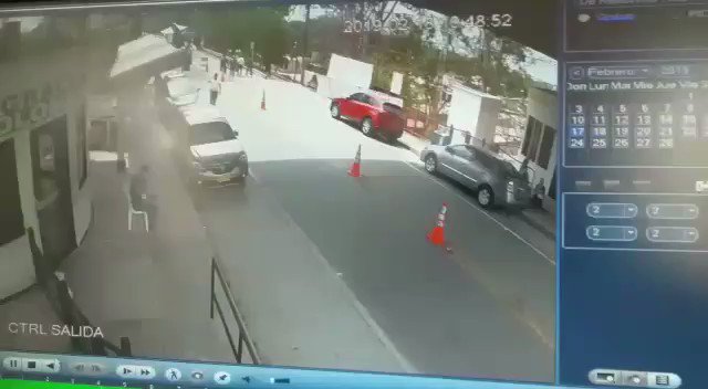 En video quedó registrado el ataque en el Puente José Antonio Páez contra la Policía Fiscal y Aduanera en Arauca. Un patrullero murió y otro está herido.