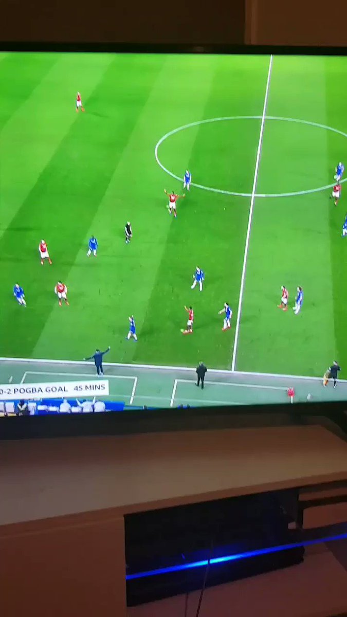 Look at the difference between Lukaku and Pogba here...