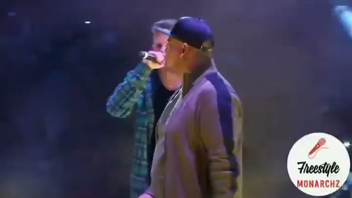 ☢Si batallas contra @aczino🇲🇽 NO traigas su chaqueta verde como hizo @smootharkano🇪🇸 porque en caso de que te la quites, te clavará un fatality brutal😱
#rap #freestyle #arkano #españa #mexico #aczino #redbull #chaquetaverde #quitar #punchline #finishhim #fatality #buenrap