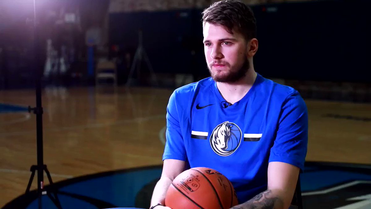 ¿A quién invitaría a cenar?
¿Sino fuera basquetbolista, que profesión escogiera?
¿Objetivos en la NBA?
Tres preguntas que nos contesta @luka7doncic #Mavs