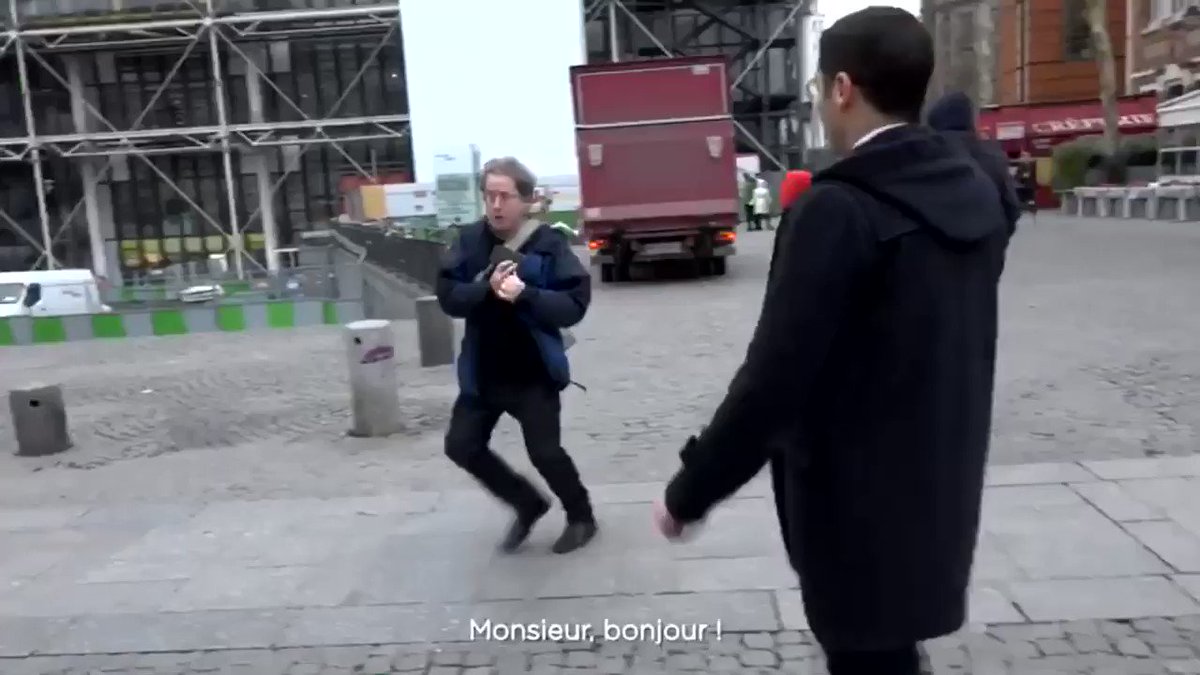 « Salut salut t’as 2 minutes? C’est pour une ass.. »