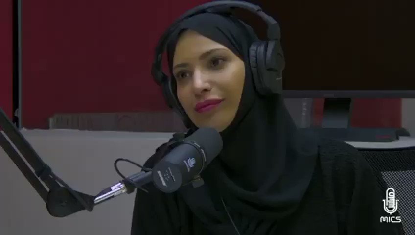 ابتلينا منذ سنوات بمن يزعم أنه (اعلامي) بينما هو لا يتجاوز الشهرة (بالسناب) او غيره، قد تكون بضربة حظ لا اكثر. هنا توضيح من اعلامي كبير وخبير، بالفرق بين الاعلامي والمشهور الذي في الغالب يكون متواجدا قرب المطاعم والمهرجانات لا اكثر.. رسالة لبعض الجهات التي لا تفرق @AALHAZZAA