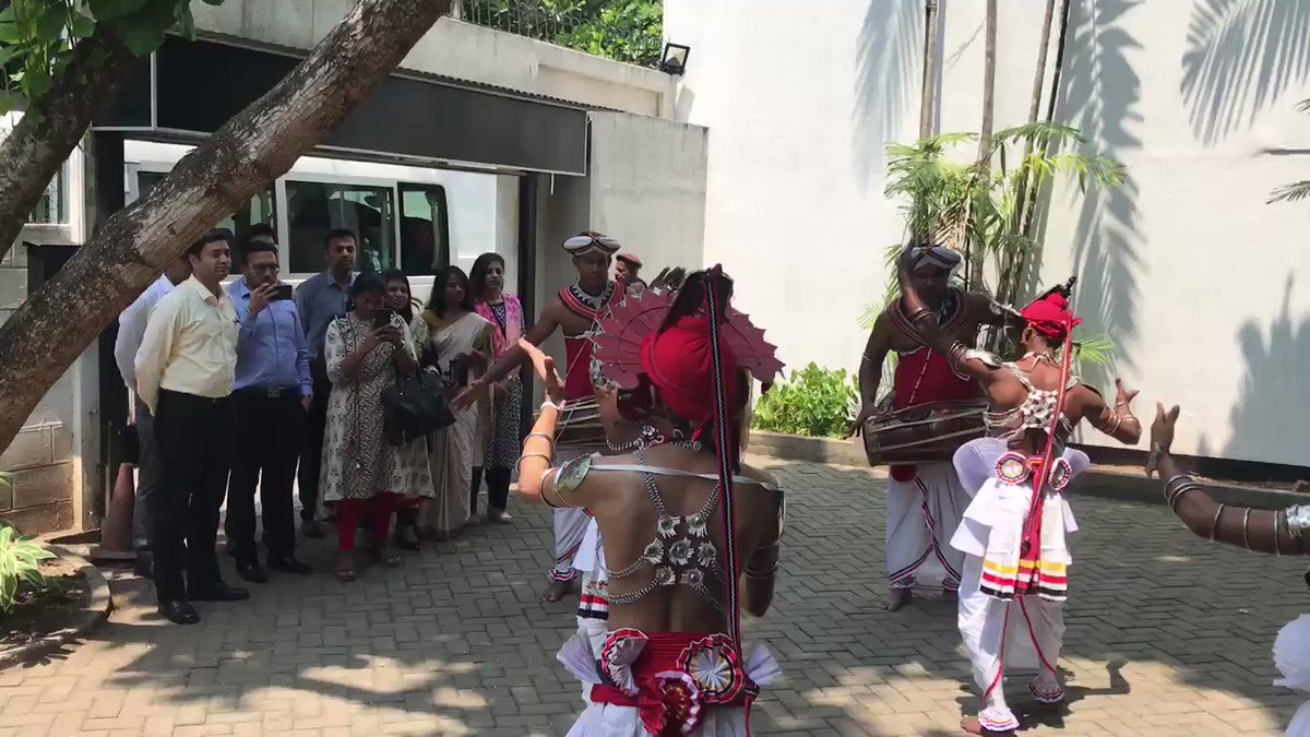 Traditional Sri Lankan style welcome to 2018 batch IFS OTs at the Swami Vivekananda Cultural Centre, Colombo @SLinIndia @IndiainSL @ICCR_Delhi @FSI_MEA @IndianDiplomacy