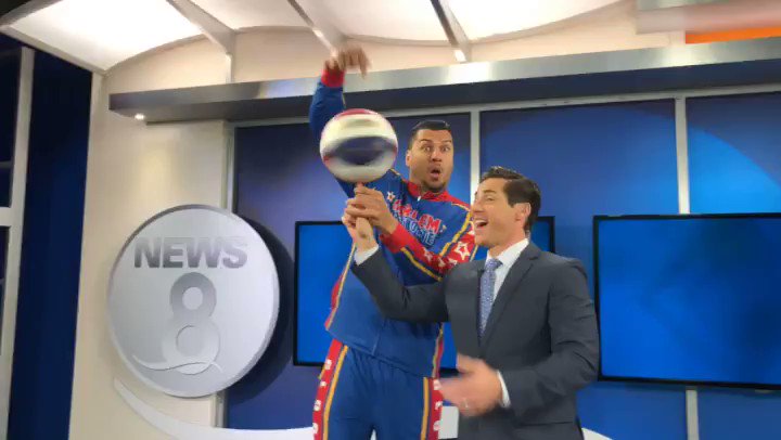 “Wish I was a lil’ bit taller, I wish I was a baller” ...
🏀’ing with 6’8” El Gato this morning & his size 14 shoes 👟 🤭@Globies @orlandog34 @CBS8