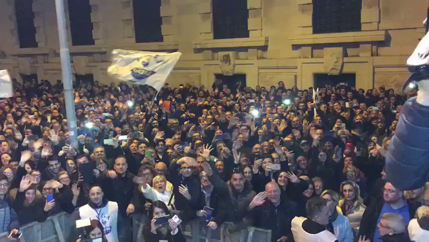 GUARDATE la piazza di Bari questa sera con la Lega, mi sono emozionato, GRAZIE!
Idee chiare e coerenza pagano.
Migliaia di persone e di sorrisi, voglia di Futuro.
P.s. La sinistra anche a Bari e in Puglia ormai potrà vincere solo se si appella alla giuria d’onore di Sanremo 😊