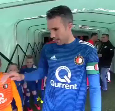 ¡GRAN GESTO!Estos niños recordaran por siempre a Robin Van Persie, un crack dentro y fuera del campo.