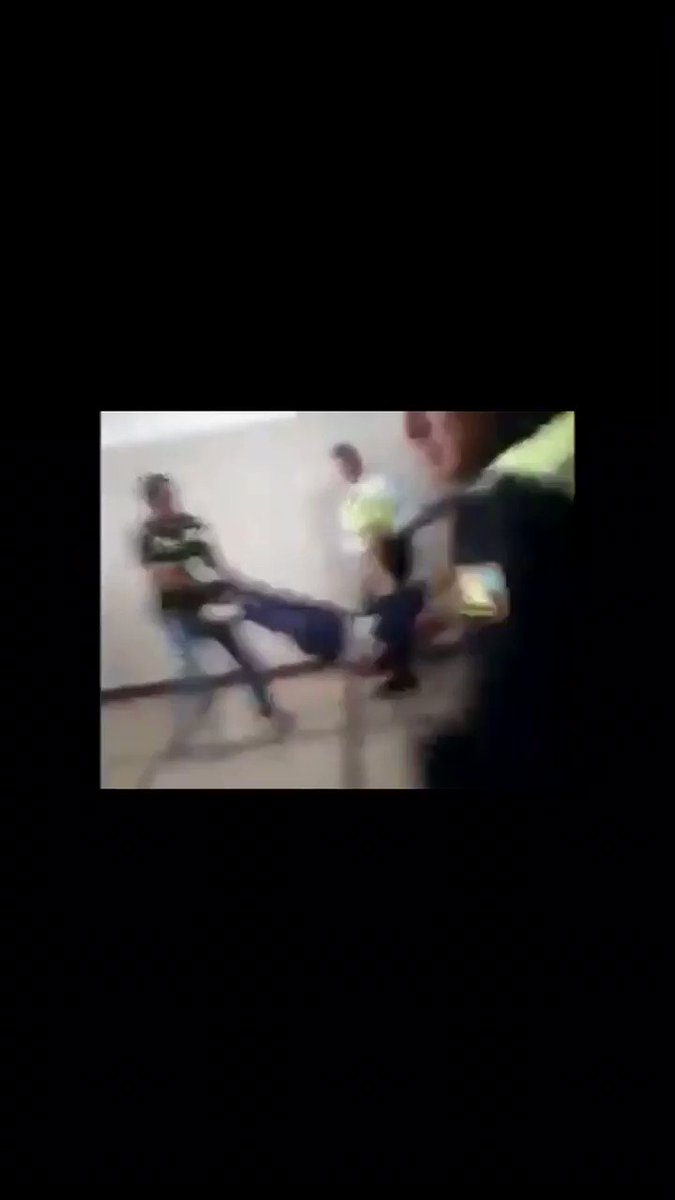 El régimen saca a médicos y enfermeras por apoyar a @jguaido en hospital de Maracaibo. Esto tiene que verlo el mundo entero.
Españoles mirar lo que sucede en #Venezuela...🇻🇪 con el apoyo de ZP, @iunida @ahorapodemos @PSOE ...
@VOXSevilla @vox_es #SiguemeYTeSigoVOX RT #RT
