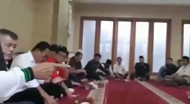 Dengarkan ceramah dibawa ini, jadi benar musuh kita sebenarnya adalah kelompok2 radikal seperti curut2 HTI, Wahabi, salafih dan IM, tujuan utama mrk adalah menjatuhkan jokowi dng segala cara salah satunya dng semburan fitnah kpd jkw, prabowo hanya ditunggangi demi cita2 mrk