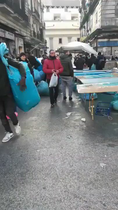 È per caso Khartoum? No è #Napoli dove migranti irregolari fanno i venditori abusivi
al mercato della Maddalena. Ecco come l'immigrazione clandestina voluta dal @pdnetwork e dal Vaticano sta trasformando l'Italia