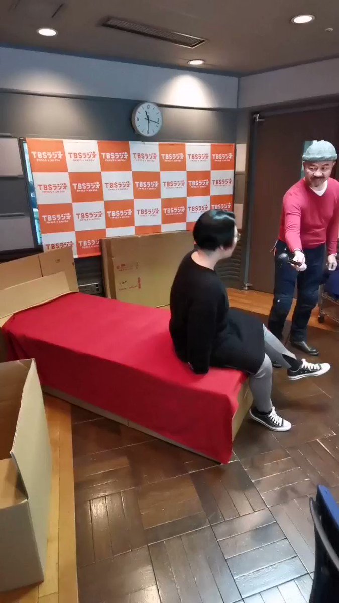 段ボールで作る #簡易ベッド。スーさんも寝てみました。
#so954 #生活は踊る #防災