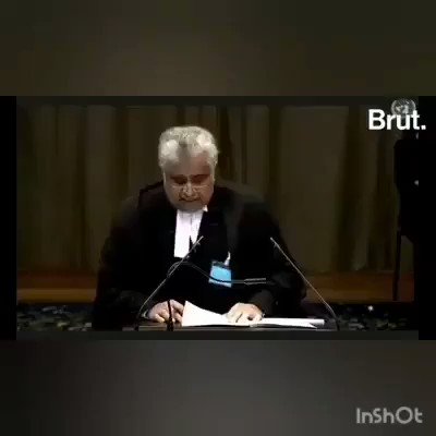 بھارتی وکیل نے عالمی عدالت میں نواز شریف کا ممبئی حملے کے حوالے سے پاکستان مخالف بیان بطور ثبوت پاکستان کے خلاف پیش کیا،
نواز شریف کو پاکستانی سپریم کورٹ نے جھوٹا اور بد دیانت شخص قرار دیا ہے اس کی بات بطور ثبوت پیش نہیں کی جاسکتی ۔