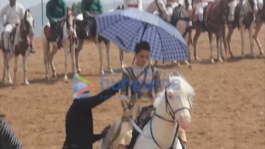 RT Bollyhungama "#BTS This is how #KanganaRanaut rode her horse in the battlefield scenes in #ManikarnikaTheQueenOfJhansi #BehindTheScenes "