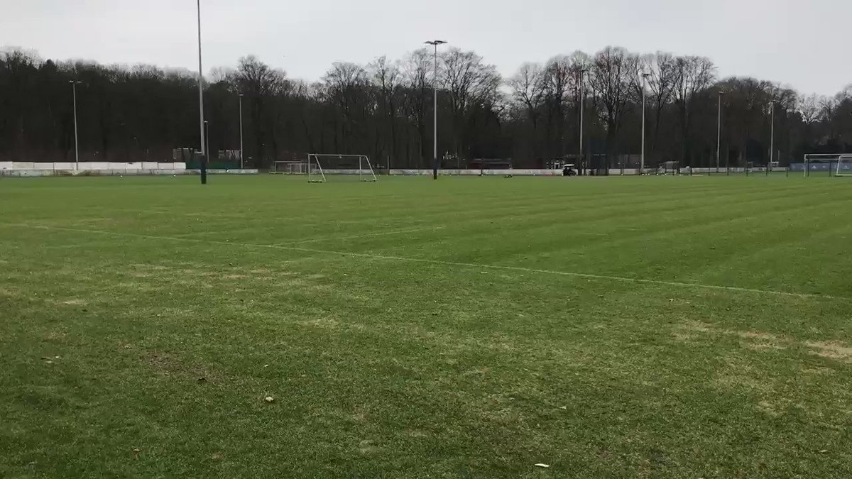 Moin aus dem Volkspark 👋🏼 Wir präsentieren die heutige Trainingseinheit unserer Profis 👌🏼 Bei angenehmen 10 Grad und wolkigem Himmel, aber ohne Regen ☁️ #nurderHSV #Training