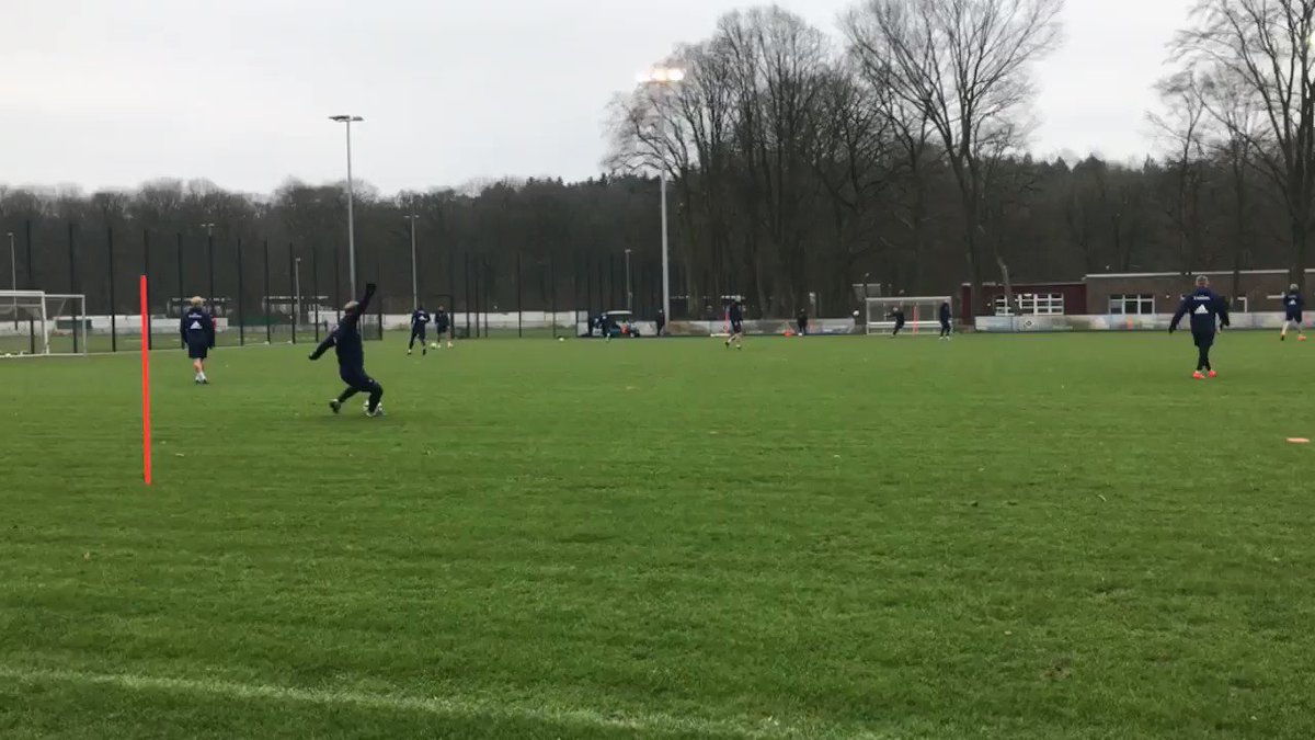 Jetzt stehen Flugbälle und Passübungen auf dem Programm ⚽️ Gleich wird gesprintet 🏃🏽♂️ #nurderHSV #Training