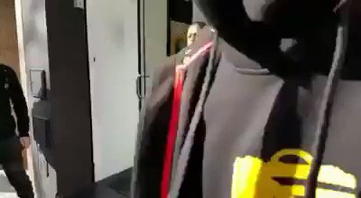 A la intimidación de unos violentos encapuchados a una mujer trabajadora y embarazada, los separatas lo llaman "piquete informativo".
¿Necesitan taparse la cara y amenazar porque son incapaces de convencer con argumentos?
La extrema izquierda defendiendo a la ultraderecha del 3%.