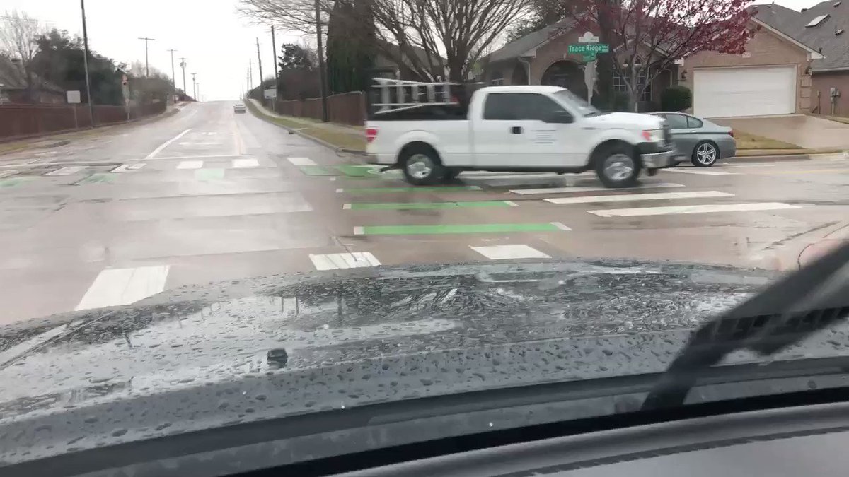 A little #sleet (or maybe really small #hail) mixing in with the rain in N #FortWorth #dfwwx #NBCDFWWeather