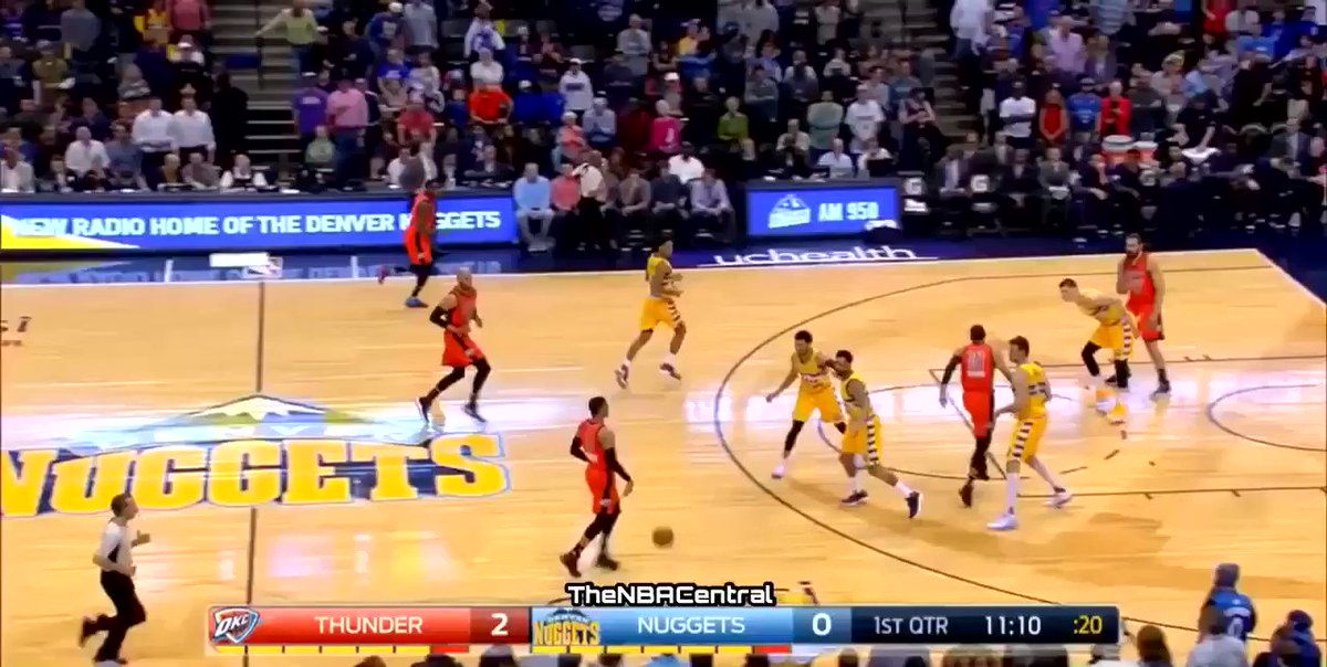 Quand Russell Westbrook réalisait un triple-double dingue et marquait l’histoire :
50 PTS (17/32 FG)
16 REB
10 AST
🔴 42e TD de la saison ➡️ Record All-Time ✅
🔴 Buzzer beater fou ➡️ élimine Denver d’une place en Playoffs ✖️
https://twitter.com/TheNBACentral/status/1098615593845047298/video/1 …