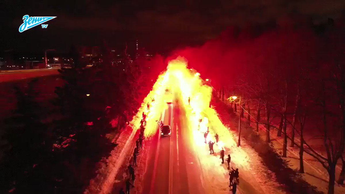 This is how you welcome your team bus! 🔥 Zenit fans ahead of their Europa League game tonight, pretty amazing!