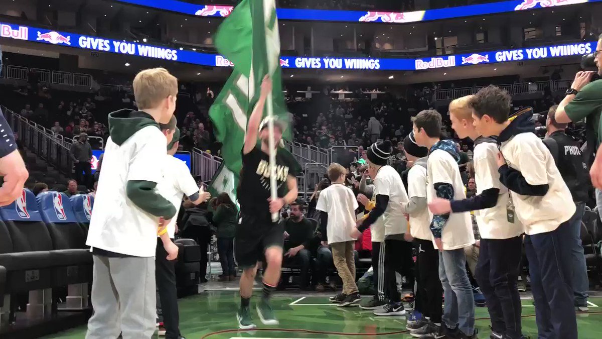 Running in with the NBAโs BEST point per game differential this season (9.8 points)!!
#FearTheDeer | @redbull Energy Run On