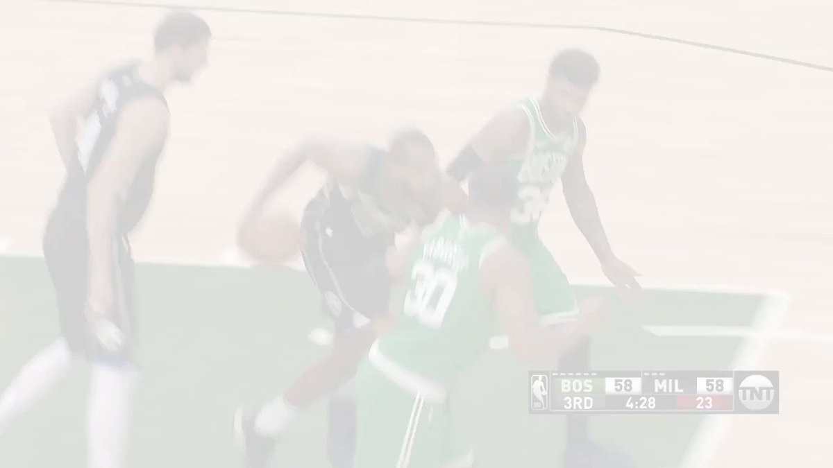 #NBA 🏀 Giannis Antetokounmpo defendido por tres y la donquea 💪💪 @Bucks #FearTheDeer vs @celtics #CUsRise 21-02-19