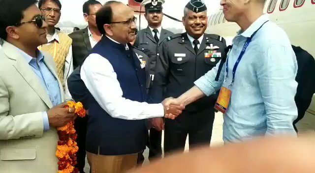 मा स्वास्थ्य मंत्री श्री सिद्धार्थ नाथ सिंह, मंडलायुक्त डॉ आशीष कुमार गोयल एवं एडीजी श्री एस एन साबत प्रयागराज विदेशी प्रतिनिधि मण्डल का एयरपोर्ट पर स्वागत करते हुए
@UPGovt
@CMOfficeUP
@PrayagrajKumbh
@kumbhMelaPolUP
@InfoDeptUP