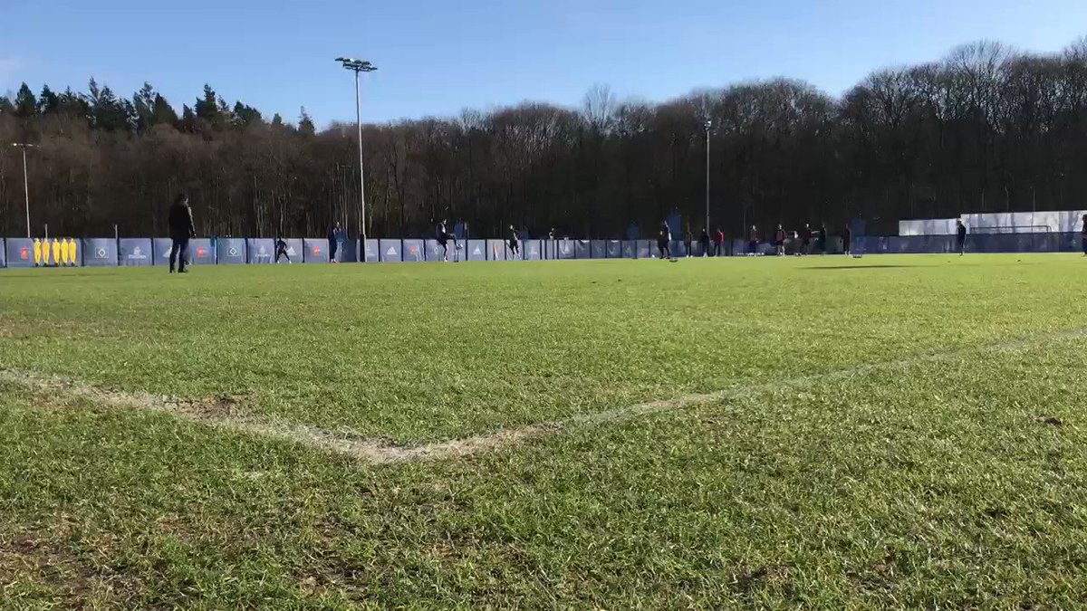 Hereingaben aus dem Halbfeld oder über die Außen stehen aktuell mit Torabschluss aus zentraler Position an ⚽️💨
Lewis #Holtby absolviert die heutige Einheit im Kraftraum (Belastungssteuerung), wird bei der morgigen Abschlusseinheit aber wieder auf dem Platz stehen 🌱
#nurderHSV
