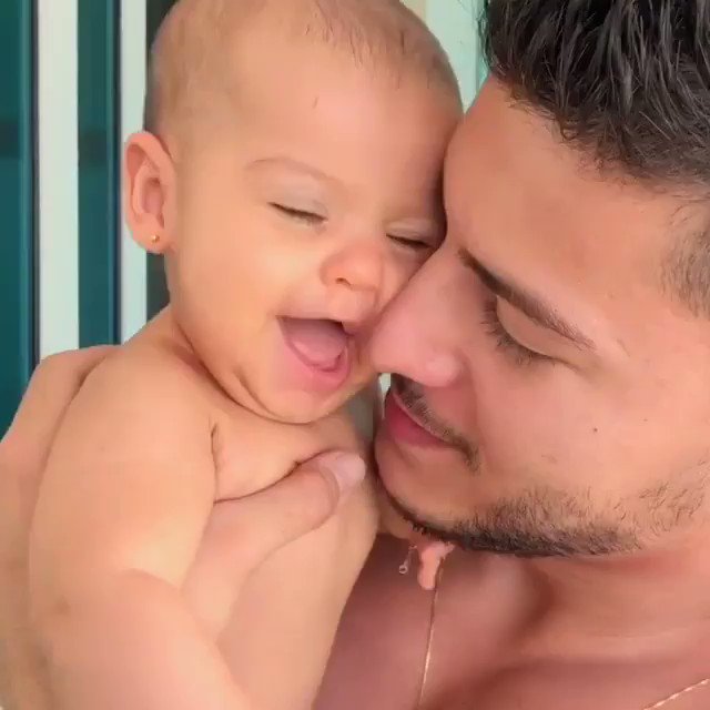 gente socorro o arthur aguiar chegou de viagem e a filhinha dele toda feliz dando beijinho AAAAAA QE AMOOOR