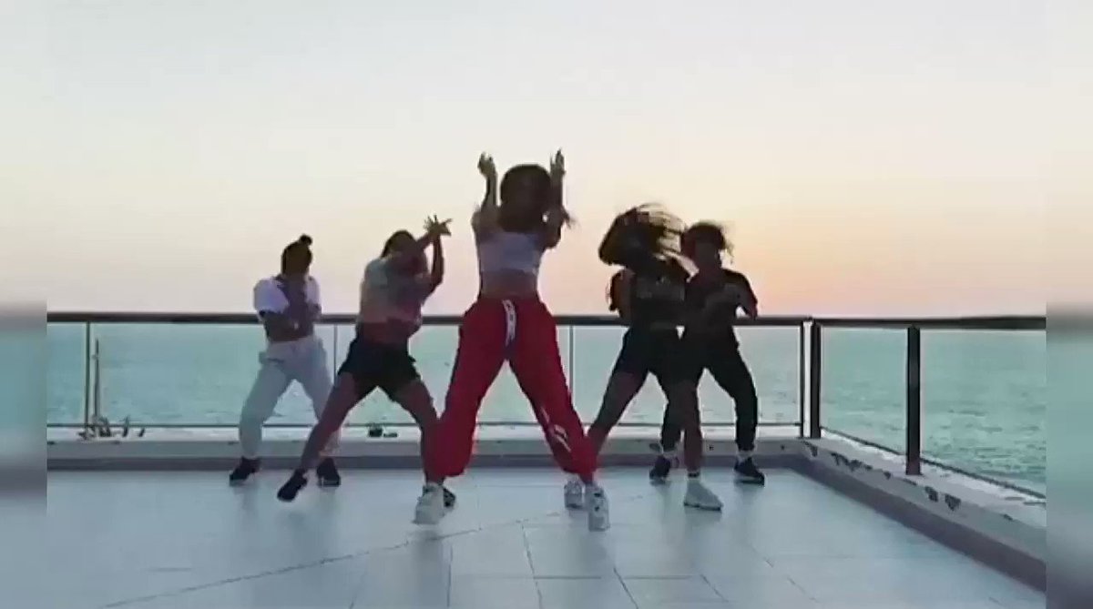 y se ponen a bailar “con calma” cuando estoy de todo menos calmada después de ver esto,,,
