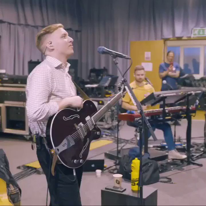 Watching this back has put a big smile on my face ๐ Go behind the scenes with me and the @Hot8BrassBand at the @brits. Full video on @youtubemusic ๐๐ผ http://smarturl.it/GeorgeEzraBRITs_BTSย โฆ #BRITs