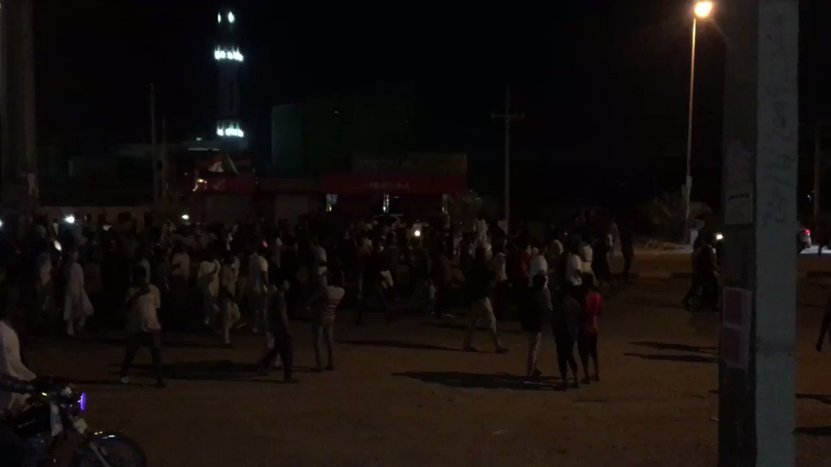 شارع الستين
الموكب الضخم متجه نحو القصر..
#تسقط_بس