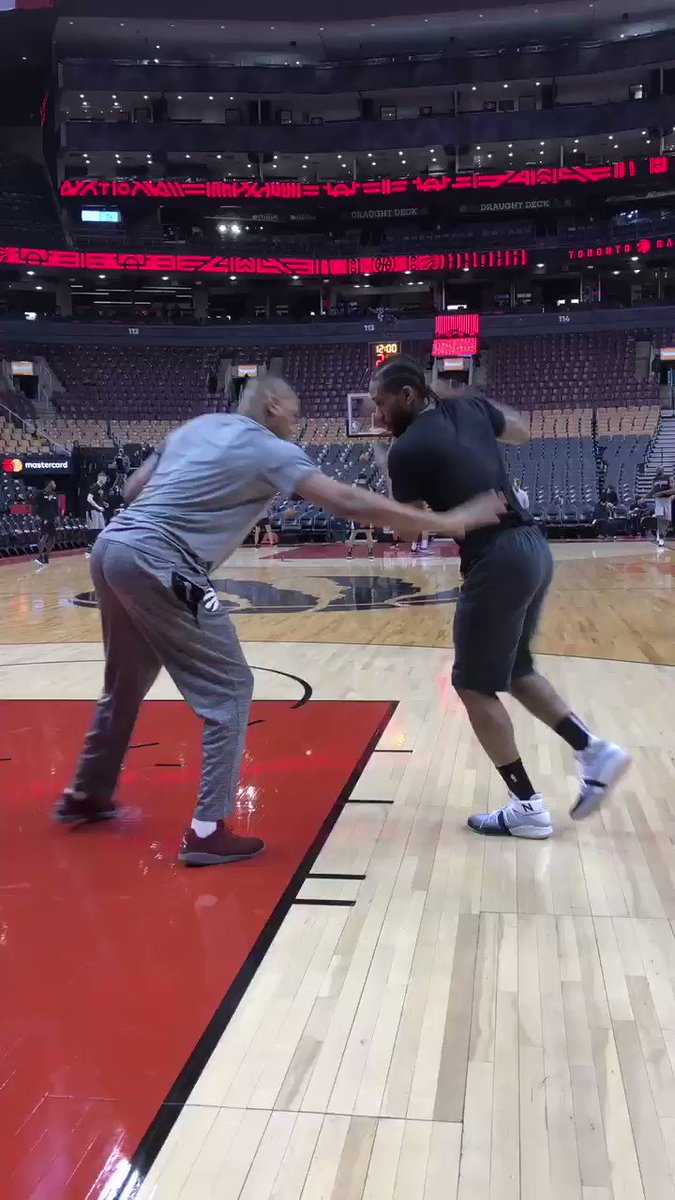 👋🏽 @kawhileonard is on the floor. Game at 7 pm. @SmithRaps will be live tweeting 🔥