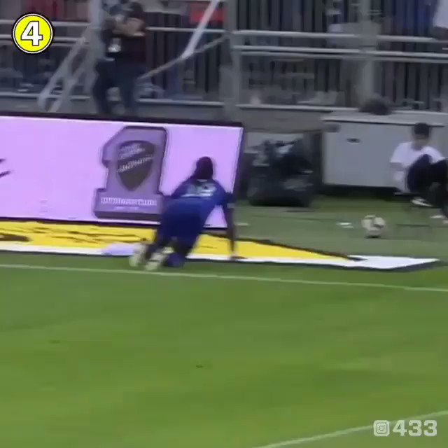 Koliko je meni ovo jako, gledam 10. put 😂 jadan mali, ali ko se ne bi uplašio ovakvog Gomisa...