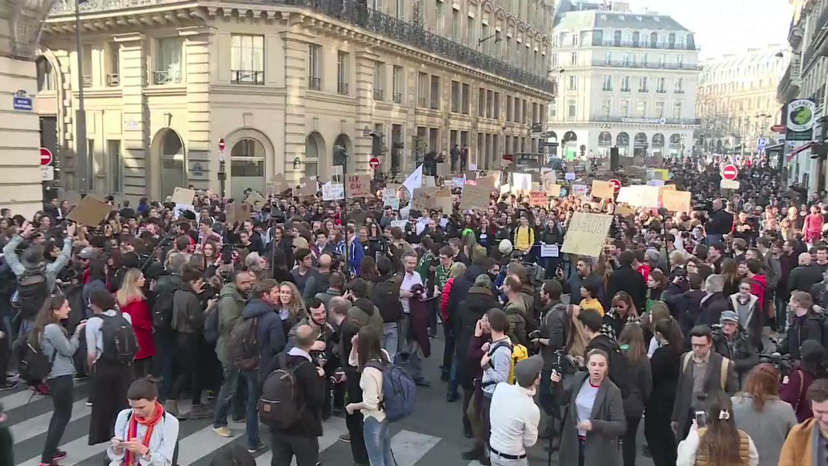 Ils sont lycéens pour la plupart et appellent l'Etat français à agir pour le climat : un millier de jeunes ont défilé à Paris derrière Greta Thunberg, l'adolescente suédoise devenue l'égérie de la lutte contre le réchauffement #AFP
