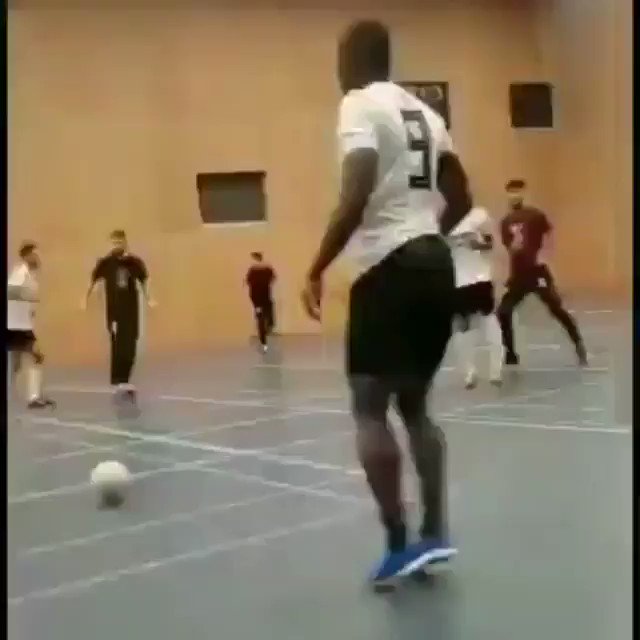 見た目からは想像もできない足元技術👏⚽️🌪
やられたらやり返す!
via @vinesfoot