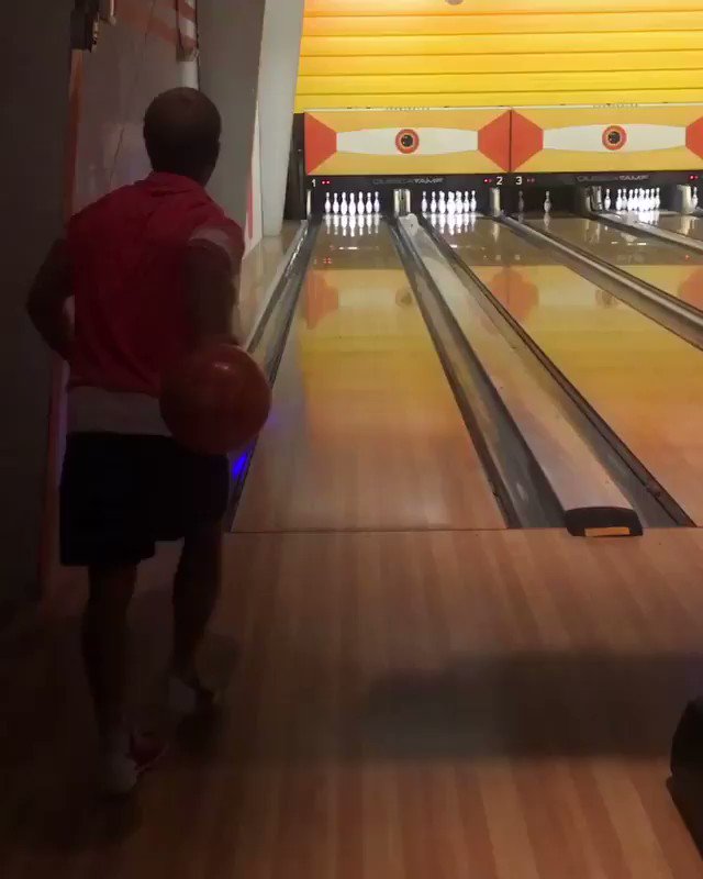 フリースタイルフットボール × 🎳 😳
via @vinesfoot @djdiveny
