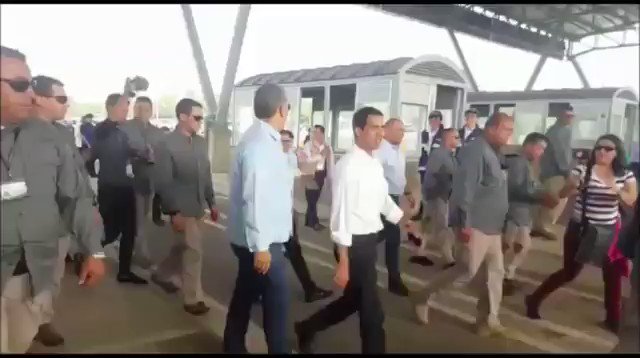 #BREAKING: #Venezuela interim president, #JuanGuaidó together with #Colombia president, Iván Duque and President of #Chile, Sebastián Piñera arrived now at the international bridge Tienditas. One of the points where the humanitarian aid is going to enter #Venezuela.
#23feb