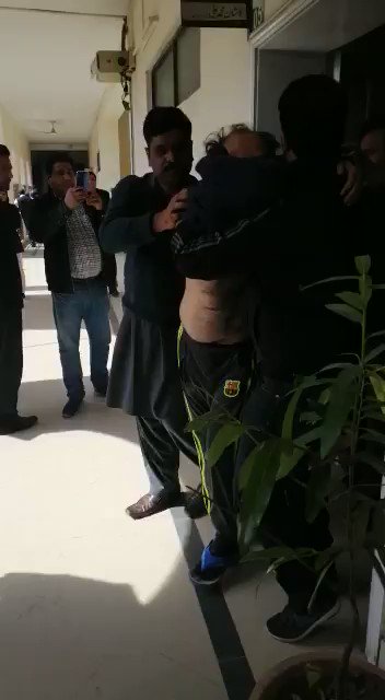 نئے پاکستان میں میں تنخواہیں مانگنے پہ پنجاب پولیس نے انسانیت سوز سلوک کیا۔
خبردار اگر کسی نے وسیم اکرم پلس اور شہباز گل @ShabazGil کو اس پوسٹ میں ٹیگ کیا، کیونکہ راوی اس وقت چین لکھ رہا ہے۔